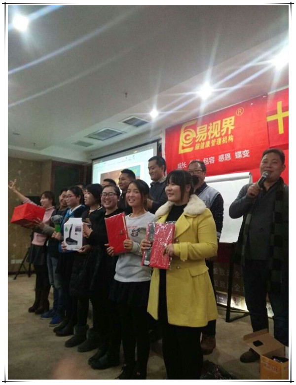 11月表現(xiàn)優(yōu)秀的優(yōu)秀小伙伴上臺領獎