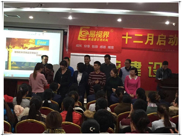 11月表現(xiàn)優(yōu)秀的優(yōu)秀小伙伴上臺領獎