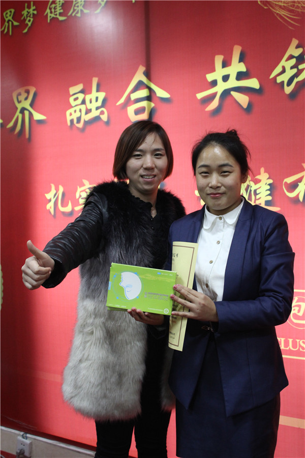 易視界表現(xiàn)優(yōu)秀的伙伴上臺領獎