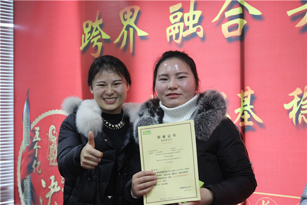 易視界表現(xiàn)優(yōu)秀的小伙伴上臺領獎
