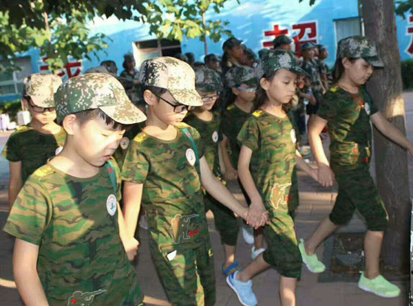 不讓任何伙伴掉隊，他們緊握對方的手前行