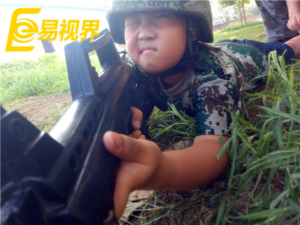 瞄準(zhǔn)目標(biāo)準(zhǔn)備開火