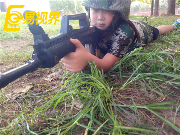 瞄準(zhǔn)目標(biāo)準(zhǔn)備開火
