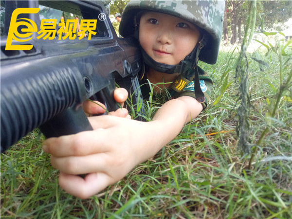 小伙伴認真打槍中