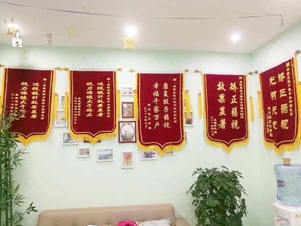 易視界朝鳳店因提升效果好月收到家長(zhǎng)贈(zèng)送的四面感謝錦旗
