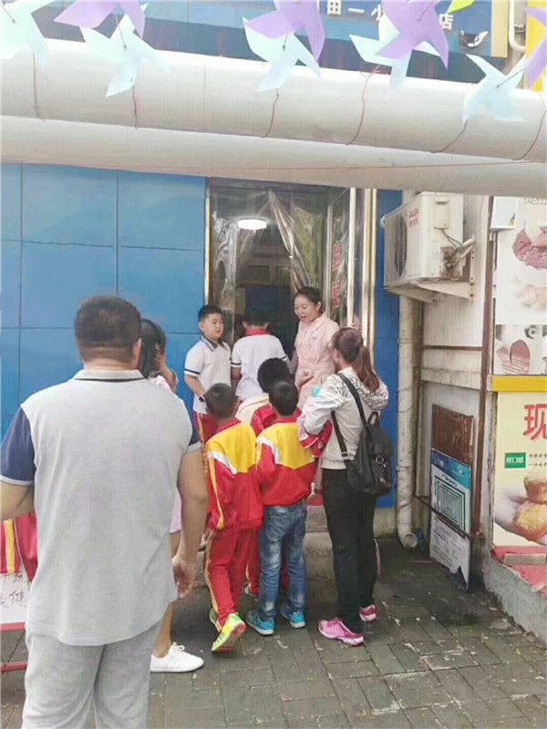 家長(zhǎng)帶著孩子進(jìn)店檢查視力，十分熱鬧