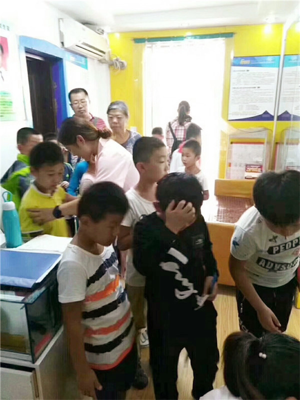 家長(zhǎng)帶著孩子進(jìn)店檢查視力，十分熱鬧