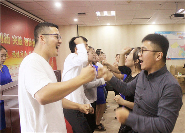 相互打氣加油，這就易視界團(tuán)隊(duì)精神