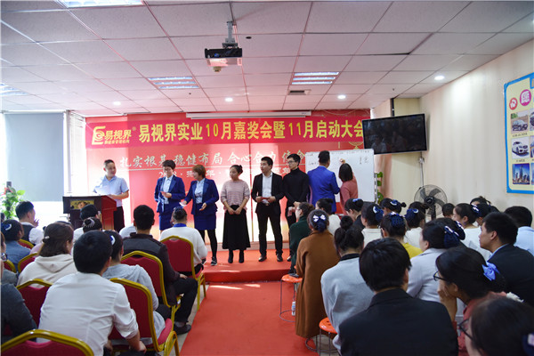 上臺(tái)領(lǐng)錢的小伙伴們很開心哦