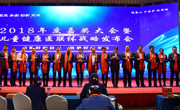 易視界表現(xiàn)優(yōu)秀的伙伴上臺領取現(xiàn)金獎勵