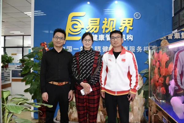 北京雙奧集團(tuán)尤小龍總裁、中國(guó)著名戲歌雙棲明星、66國(guó)選美國(guó)際皇后王光姣與易視界陶總合影