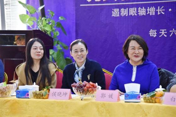 河南經貿院校知名蒞臨鄭州易視界實業(yè)參觀指導 圖二