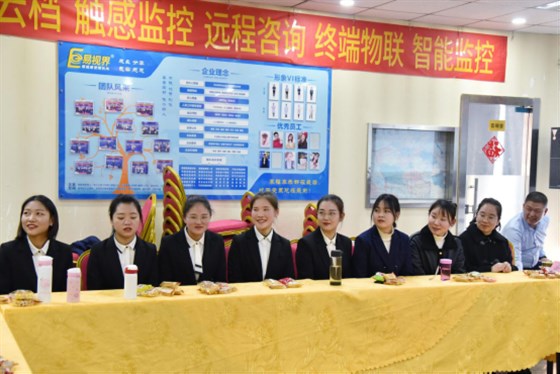 河南經貿院校知名蒞臨鄭州易視界實業(yè)參觀指導 圖五