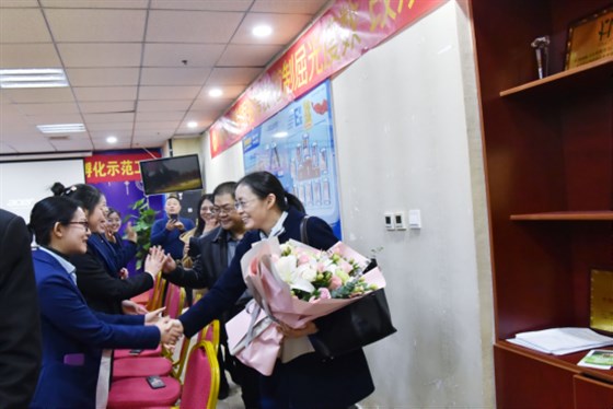 河南經貿院校知名蒞臨鄭州易視界實業(yè)參觀指導 圖六