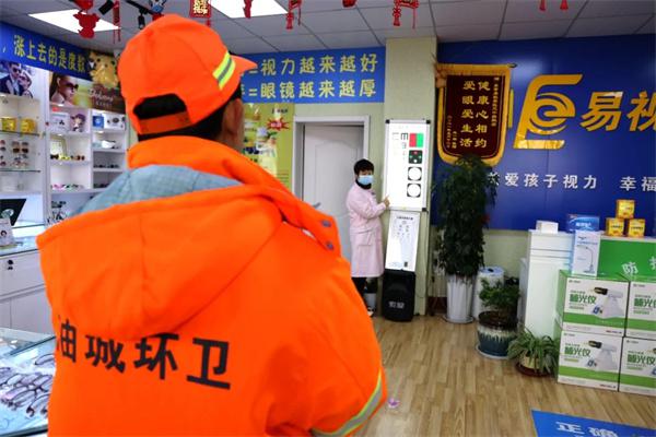愛心聚焦！易視界300多副老花鏡暖了環(huán)衛(wèi)工人的心！