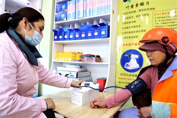 愛心聚焦！易視界300多副老花鏡暖了環(huán)衛(wèi)工人的心！