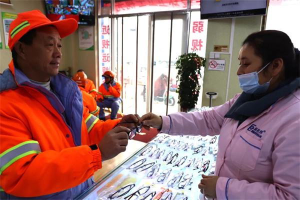 愛心聚焦！易視界300多副老花鏡暖了環(huán)衛(wèi)工人的心！