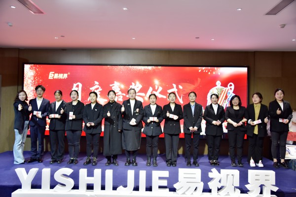 小伙伴上臺(tái)領(lǐng)錢了