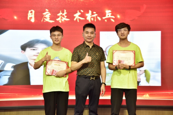 易視界2023年月度技術(shù)標兵獲得者上臺領(lǐng)獎