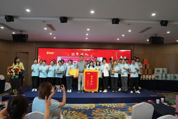 易視界2024年7月業(yè)績團隊獲得者上臺領(lǐng)獎