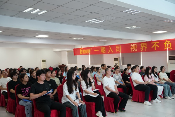 經(jīng)貿(mào)嬌子們認真學(xué)習(xí)中