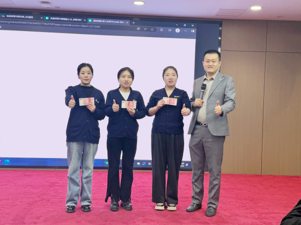 表現(xiàn)優(yōu)秀的易視界伙伴上臺領(lǐng)取屬于自己的榮譽(yù)和獎(jiǎng)勵(lì)
