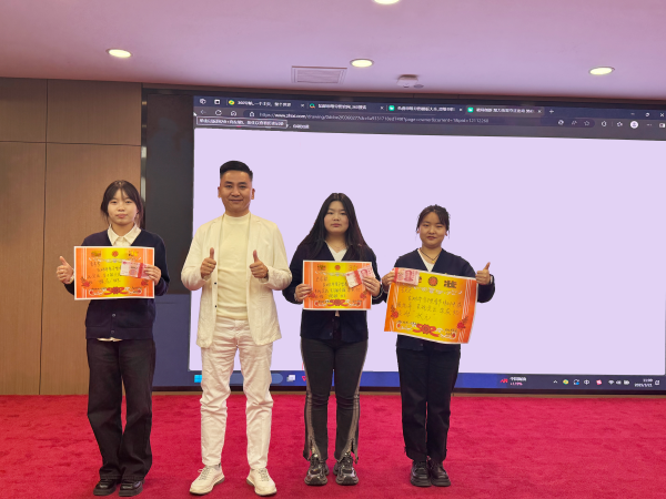 表現(xiàn)優(yōu)秀的易視界伙伴上臺領(lǐng)取屬于自己的榮譽(yù)和獎(jiǎng)勵(lì)