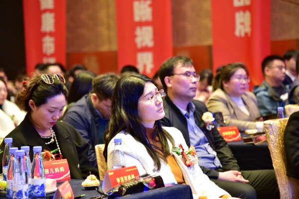 易視界17載感恩如光同行共同守護(hù)清晰視界客戶答謝會圖集