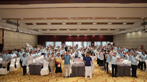 易視界2025年6月嘉獎會暨7月啟動大會集體大合照